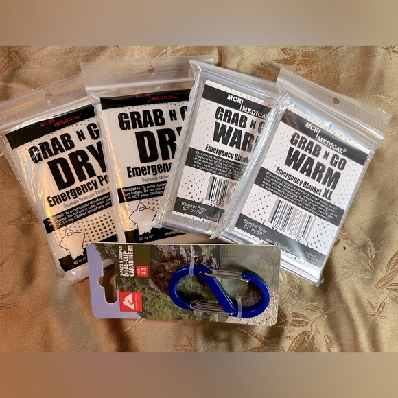 Backpack Accessories 2 carabiners, 2 rain ponchos, 2 emergency blankets - Picture 1 of 5